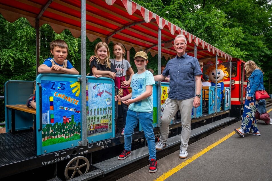 Dietmar Holz präsentiert im Juni mit Schülern den Kulturhauptstadt-Wagen "seiner" Parkeisenbahn.