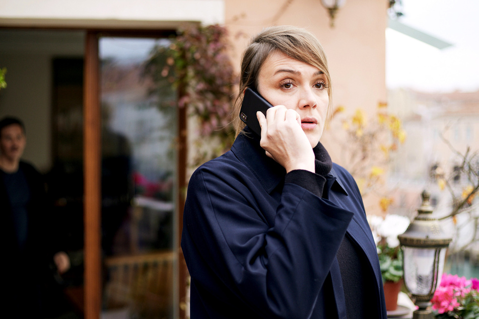 Anna Albrecht erfährt per Telefon, dass ihr Mann in Venedig ums Leben gekommen ist.