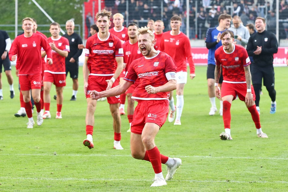 Max Somnitz (22, v.) und seine Jungs feierten den Heimsieg gegen Halle ausgelassen mit