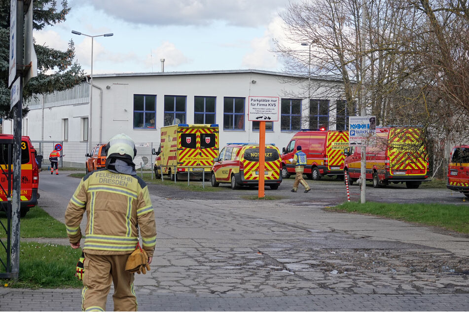 Die Feuerwehr im Einsatz an einer Montagehalle in Niedersedlitz.