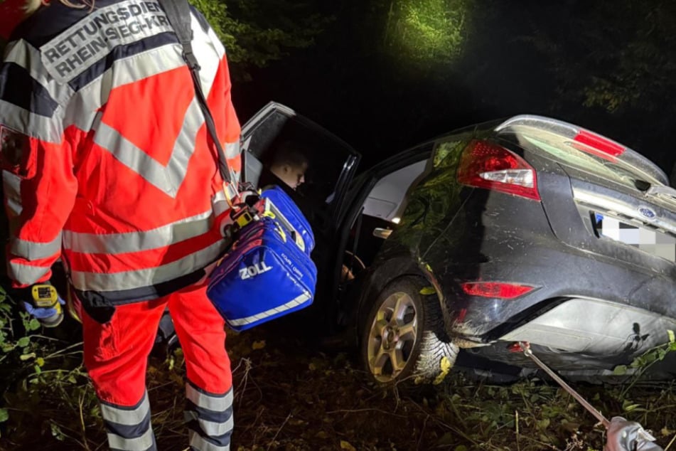 Der Ford steckte an einer Böschung im Wald fest und drohte, samt des 80-jährigen Fahrers abzurutschen.