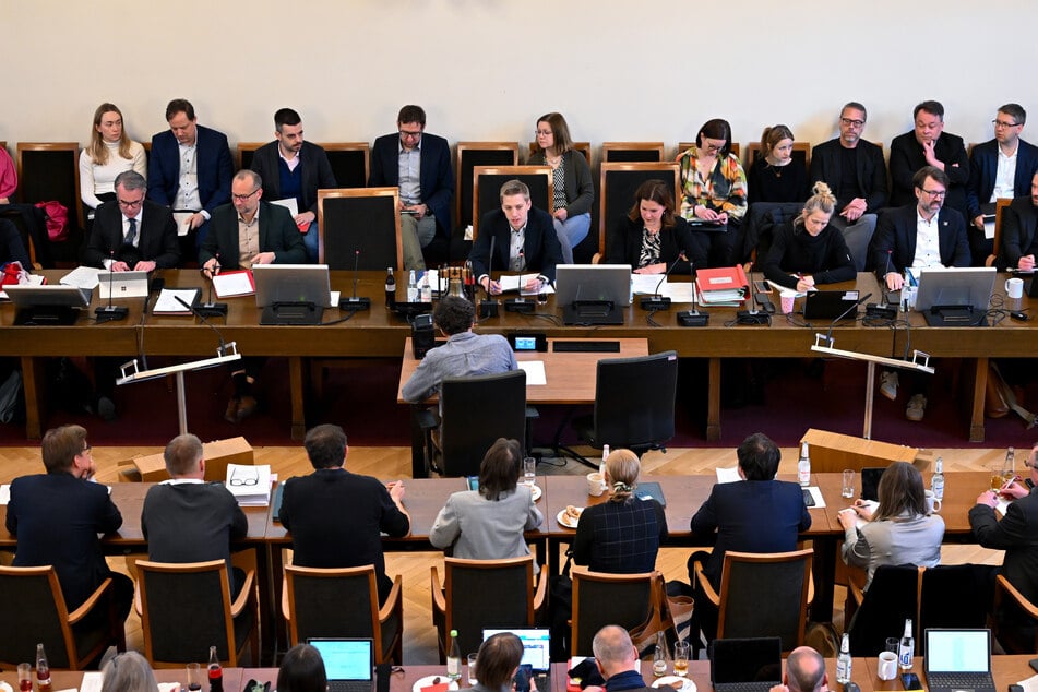 Dominik Krause (vorne M.), designierter Oberbürgermeister der Stadt München, leitet erstmals in neuer Funktion die Vollversammlung des Stadtrats.