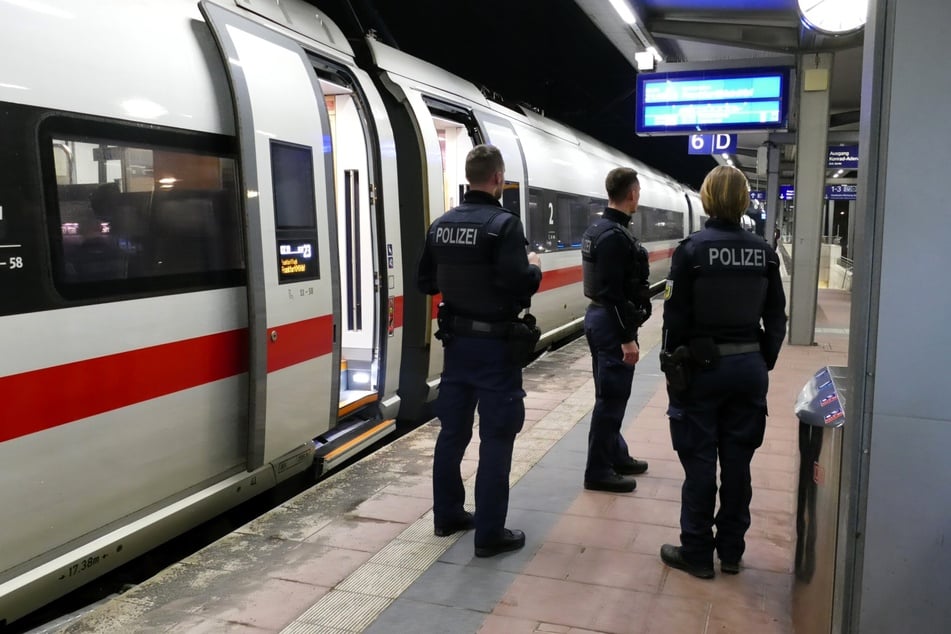 Beamte der Bundespolizei nahmen den mutmaßlichen Täter fest. Ein Fahrgast hatte ihn auf der Zugtoilette eingeschlossen.