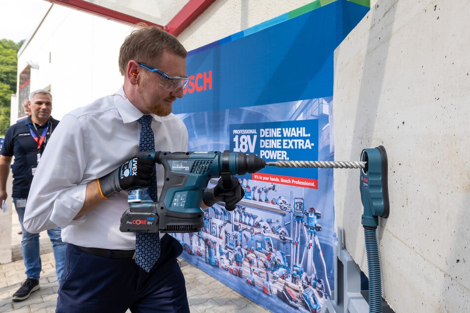 2023 besuchte Sachsens MP Kretschmer (50, CDU) den Standort in Sebnitz. (Archivfoto)