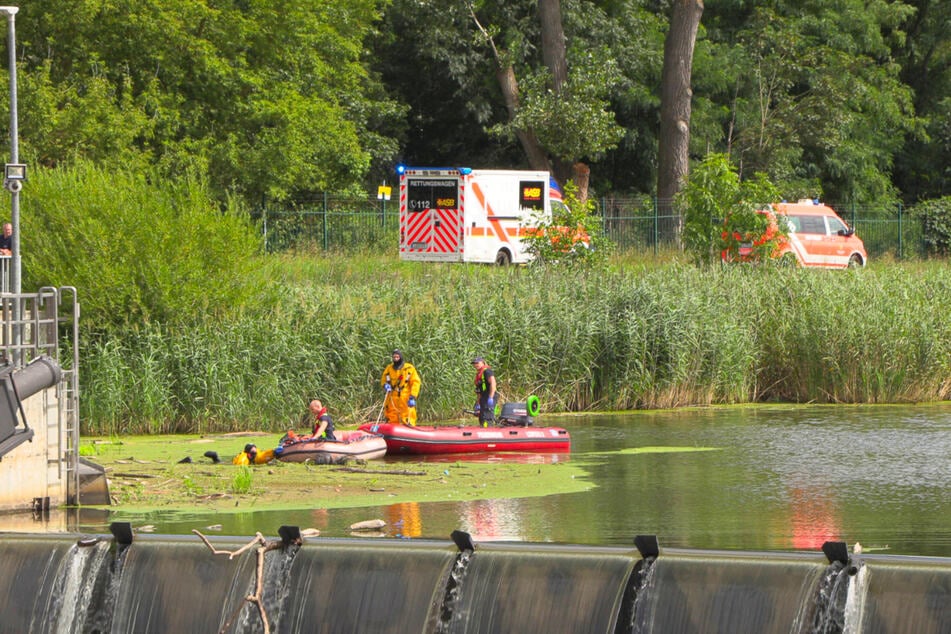 Die Einsatzkräfte zogen am Montagnachmittag eine Leiche aus dem Wasser.