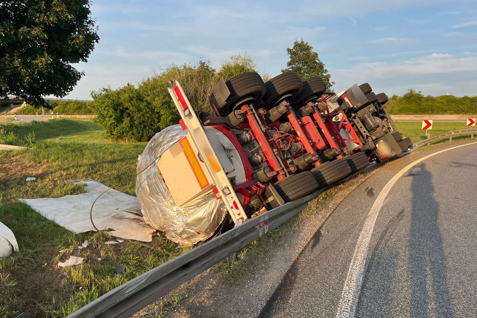 Der Sattelzug kam im Kurvenbereich der Auffahrt nach links von der Fahrbahn ab.