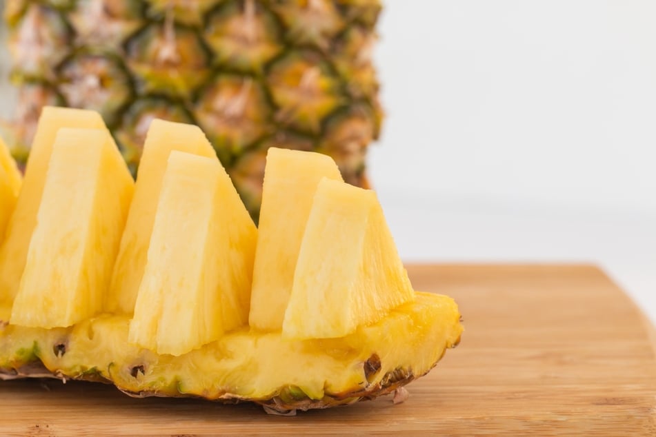 Beim Ananas schneiden sind der Fantasie keine Grenzen gesetzt. Diese Variante sieht man auch häufig in Hotel Restaurants.