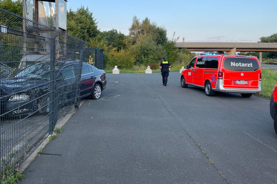 Das Fahrzeug landete im Zaun eines Salzsilos.