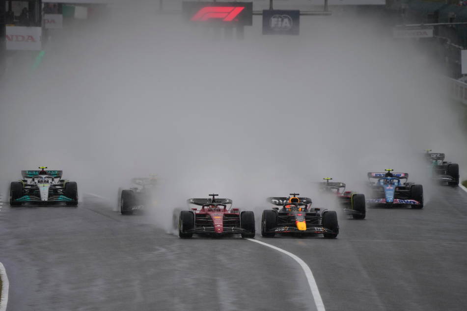 Aufgrund des starken Regens konnte vorerst kein sicheres Rennen stattfinden. Der Große Preis von Japan wurde deshalb mehr als zwei Stunden unterbrochen.