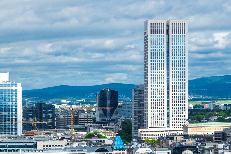 Spektakuläre Rettungsaktion am Opernturm: Einsatzkräfte holen Mann aus 120 Meter Höhe