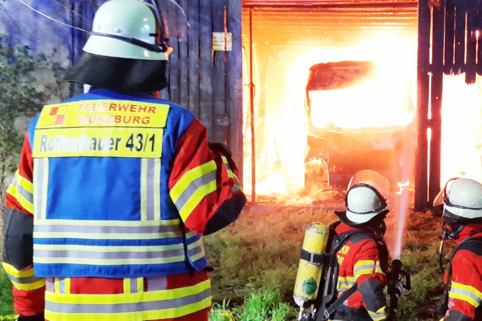Eine Scheune in Würzburg-Rottenbauer wurde am Freitagabend durch einen Brand zerstört: Mehrere Campingbusse und Wohnmobile wurden ebenfalls ein Raub der Flammen.