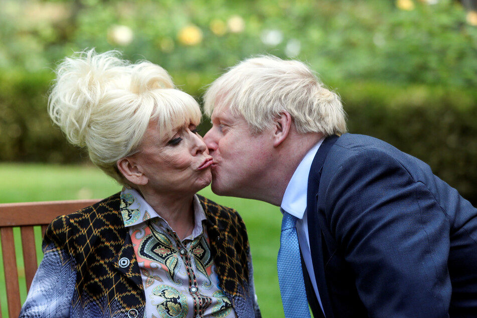 Im Jahr 2019 traf Windsor den Premier Boris Johnson (56, r). Sie überreichte ihm einen offenen Brief der Alzheimer-Gesellschaft, der die Missstände im britischen Gesundheitswesen anprangerte.