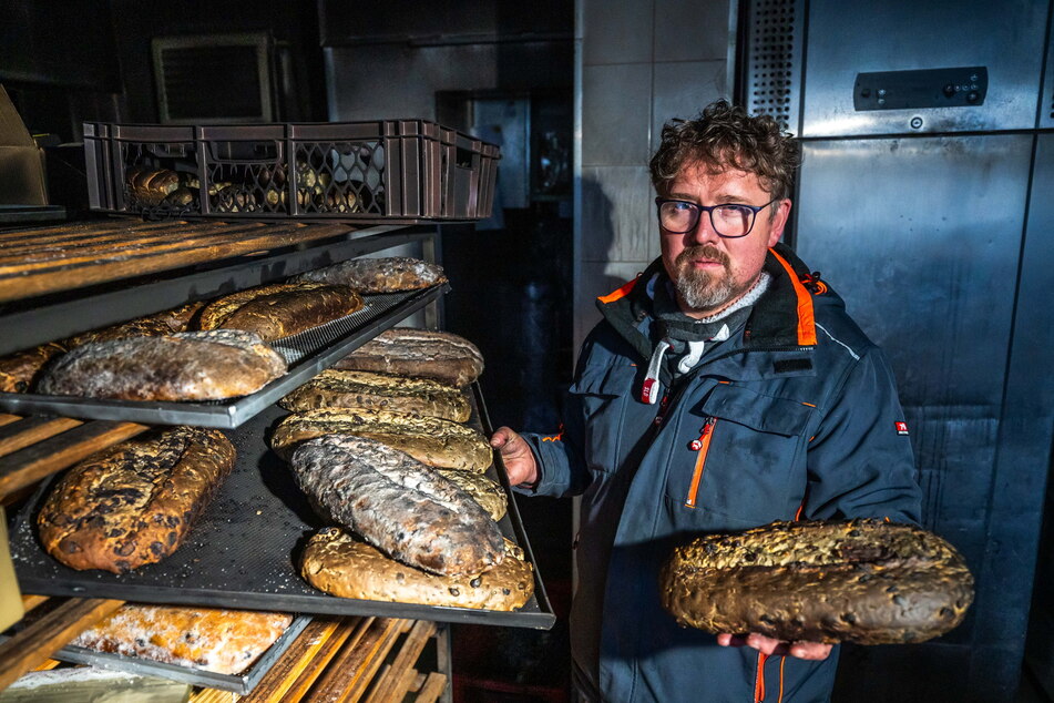 Bäckerei-Chef Silvio Werner (46) mit verbrannten Stollen in seiner Backstube.