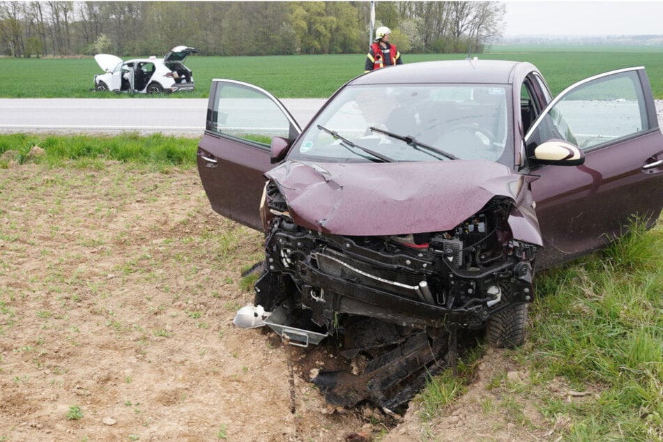 Die Front des Opels wurde völlig zerstört. Im Hintergrund das Fahrschul-Auto, ebenfalls kaputt.