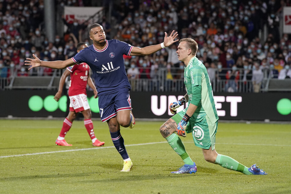 Allen Spekulationen zum Trotz macht Kylian Mbappé (22) in der laufenden Spielzeit das, was er am besten kann: Tore schießen und vorbereiten. In vier Partien stehen bereits drei Treffer und zwei Assists zu Buche.
