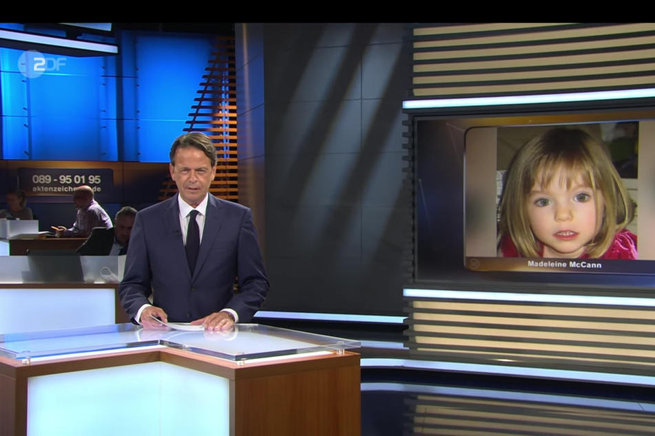 Das Standbild aus der ZDF-Sendung "Aktenzeichen XY... ungelöst" vom 01.07.2020 zeigt Moderator Rudi Cerne vor einem Bild des vor 13 Jahren verschwundenen Mädchens Maddie McCann.