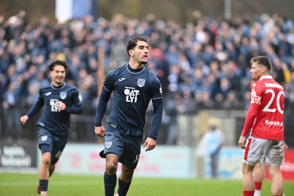 Der feine Techniker (2.v.l.) traf auch im Landespokal gegen Drittligist Energie Cottbus.