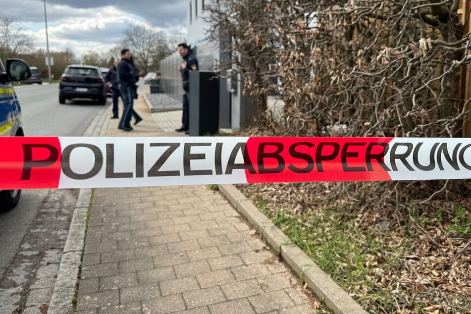 Polizisten stehen vor dem abgesperrten Haus im Gemeindeteil Hohenstadt.