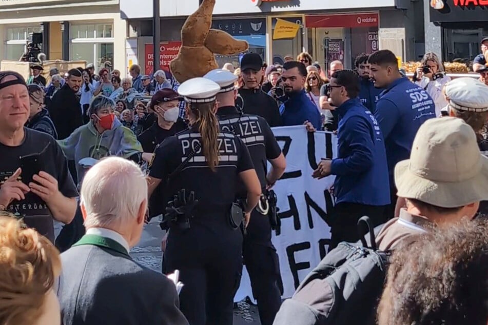 Die Polizei führte die Tierrechtsaktivisten am Sonntagmittag ab.