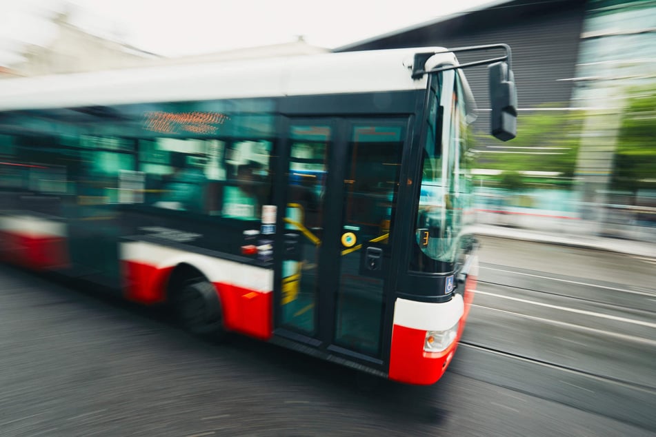 Am Mittwoch hat die Polizei einen betrunkenen Busfahrer in Plettenberg aus dem Verkehr gezogen, der am Steuer aus einer Bierflasche getrunken haben soll. (Symbolbild)