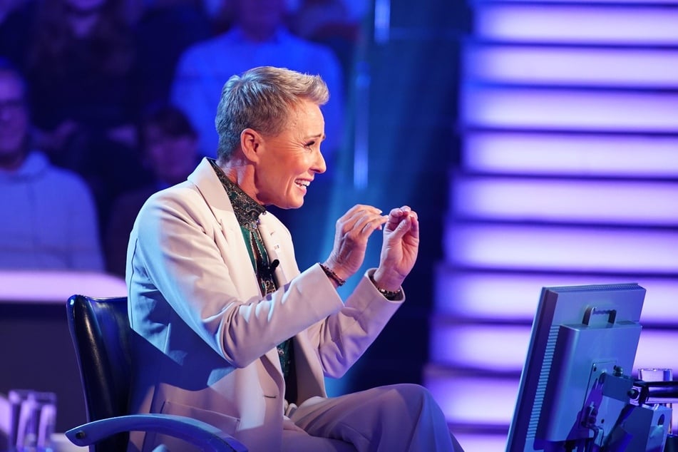 Weil sie daheim ihre kranken Tiere pflegen muss, verließ die "Dschungelcamp"-Gastgeberin die Sendung vorzeitig.