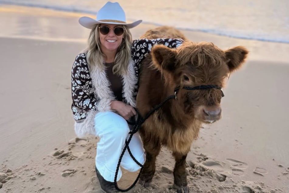 Landwirtin Brooke Atkins war kürzlich mit ihrer Kuh Matilda am Strand.