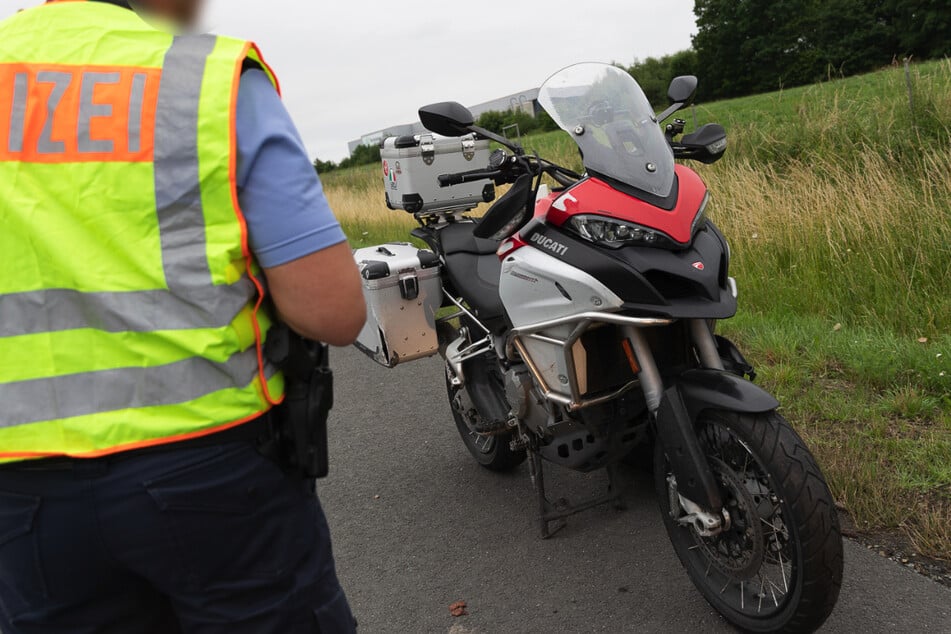 Unfall A72: Biker stürzt auf A72 und verletzt sich schwer