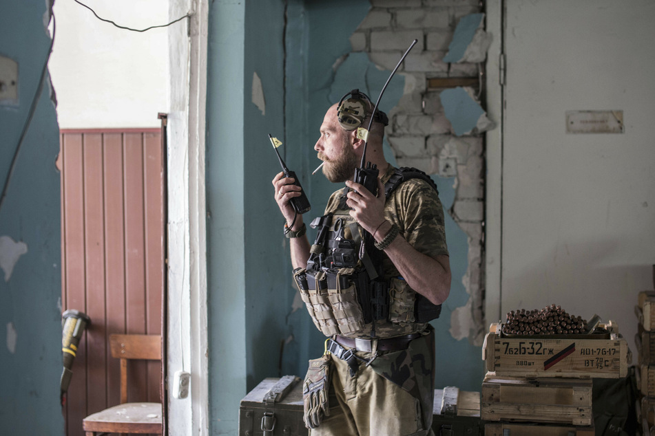 Ein ukrainischer Soldat hält ein Funkgerät während schwerer Kämpfe an der Front in Sjewjerodonezk in der Region Luhansk.