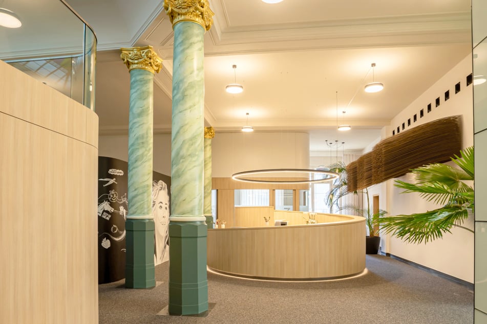 In einem denkmalgeschützten ehemaligen Bankschalterraum in Plauen wurde eine moderne Kieferorthopädie-Praxis realisiert.