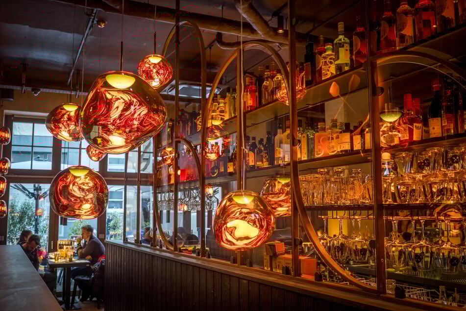 Das Restaurant setzt auf schickes Design von erlesenen Marken wie die Lampen von Designer Tom Dixon.
