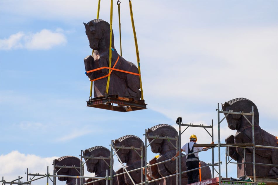 Magdeburger Pferdetor hat seine Skulpturen zurück
