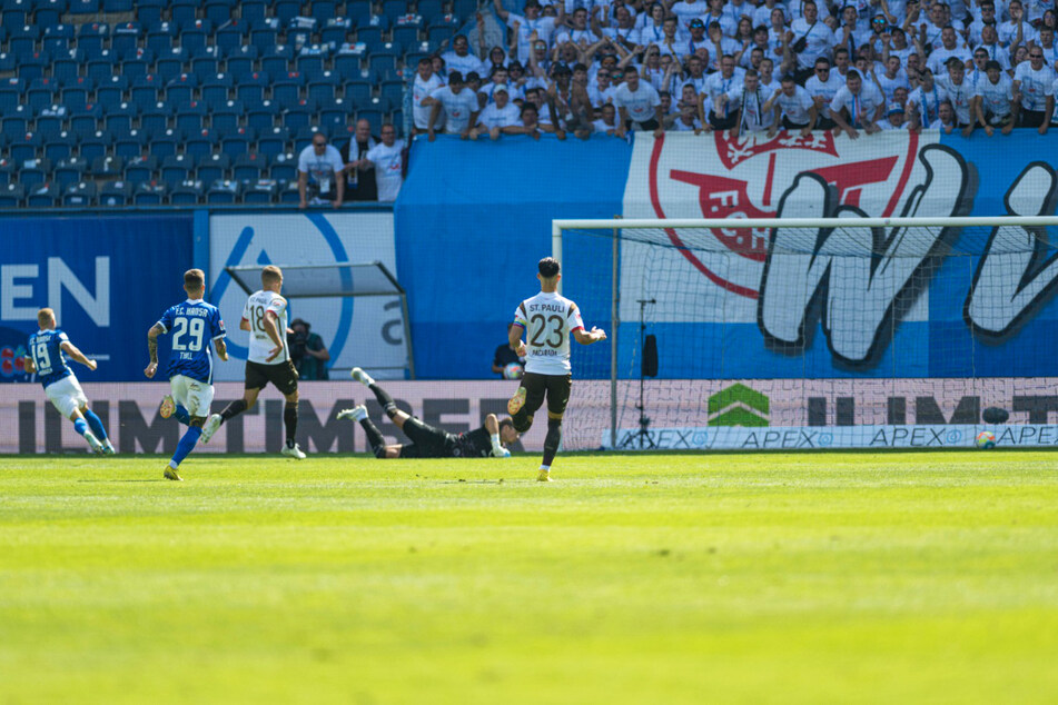Der erste Streich: Rostocks Kai Pröger (l.) behält vor FCSP-Keeper Dennis Smarsch (2.v.r.) die Nerven und schiebt zum 1:0 für die Kogge ein.