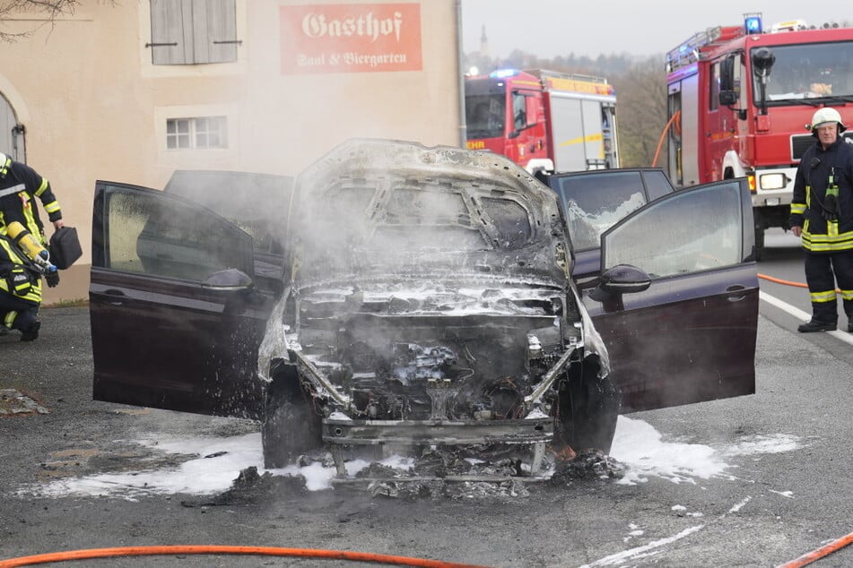 Der VW Golf fing während der Fahrt Feuer.