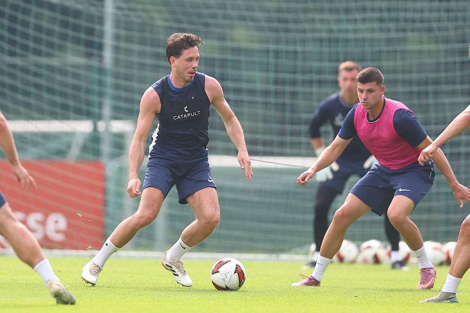Marcel Bär (34, l.) am Sonntag bei der ersten Trainingseinheit. Der Kapitän will in der neuen Saison vorangehen.