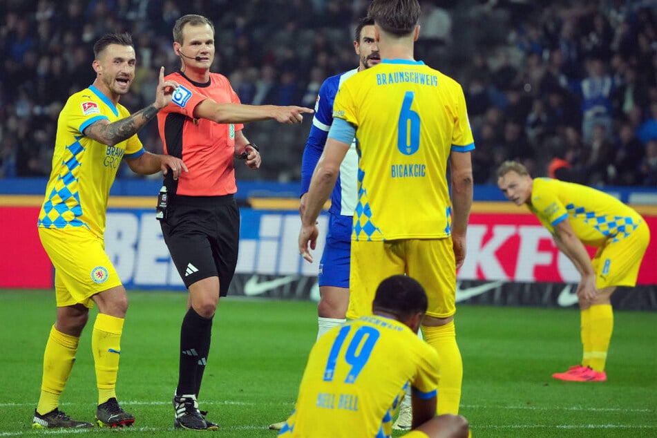 Schiedsrichter Robin Braun (28, 2.v.l.) zeigte zum Leidwesen der Braunschweiger gleich zweimal auf den Elfmeterpunkt.