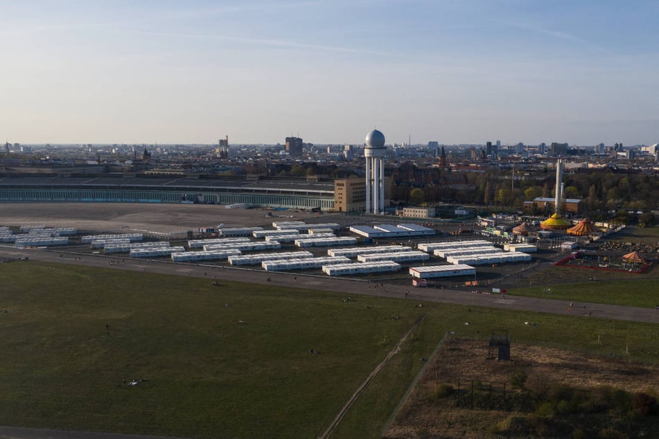 Durch eine Gesetzesänderung sind weitere Container-Unterkünfte auf dem Tempelhofer Feld möglich - allerdings nur befristet bis 2028.