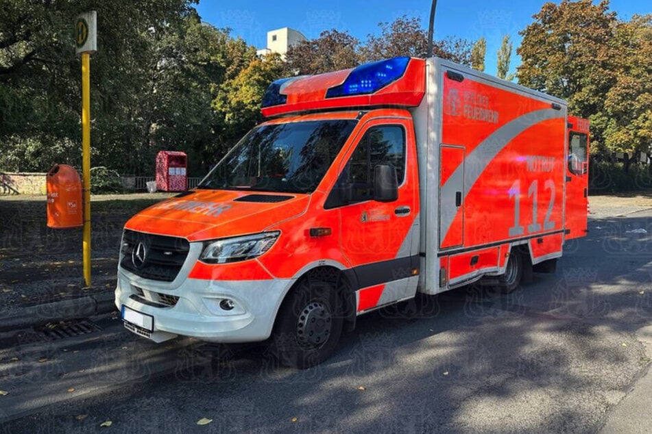 An einer Kreuzung im Ortsteil Lichterfelde ist ein Rettungswagen mit einem Motorradfahrer kollidiert.