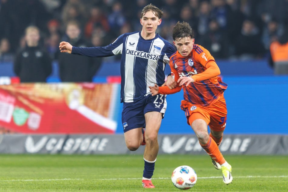 Kennet Eichhorn (16, l.) steht in halb Europa auf dem Wunschzettel. Bekommt Bayer 04 am Ende den Zuschlag?