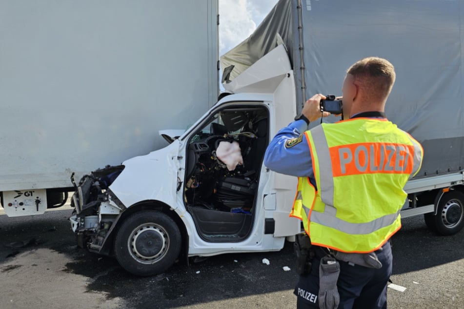 Der Transporter-Fahrer musste aus dem Fahrzeug befreit werden.