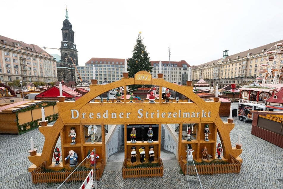 Ein überdimensionierter Schwibbogen verweist auf den Gang zur Toilette.