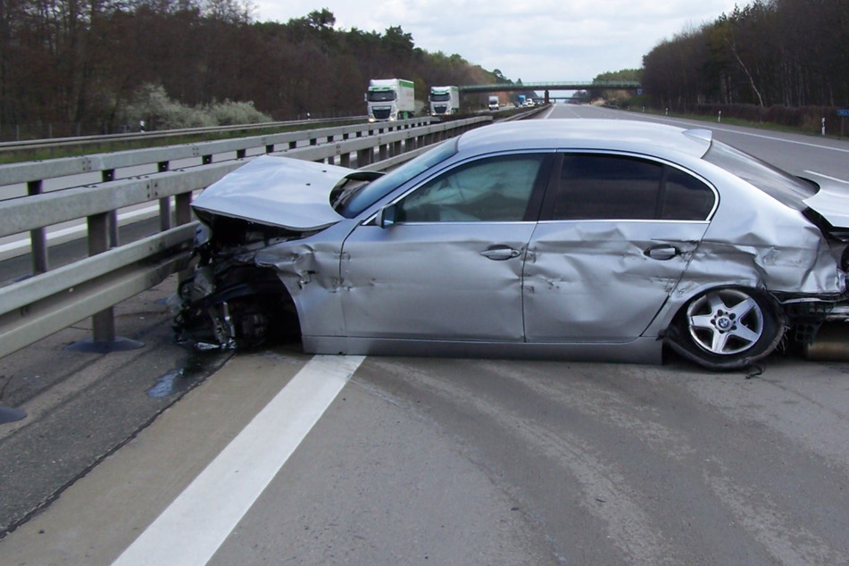 Unfall A2: Schock auf der A2: 30-Jähriger nach Reifenplatzer schwer verletzt
