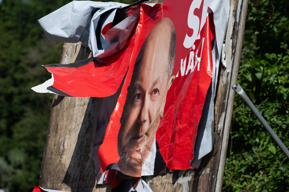 Dieses abgerissene Wahlplakat steht sinnbildlich für den völlig missglückten Wahlabend der Ampel.