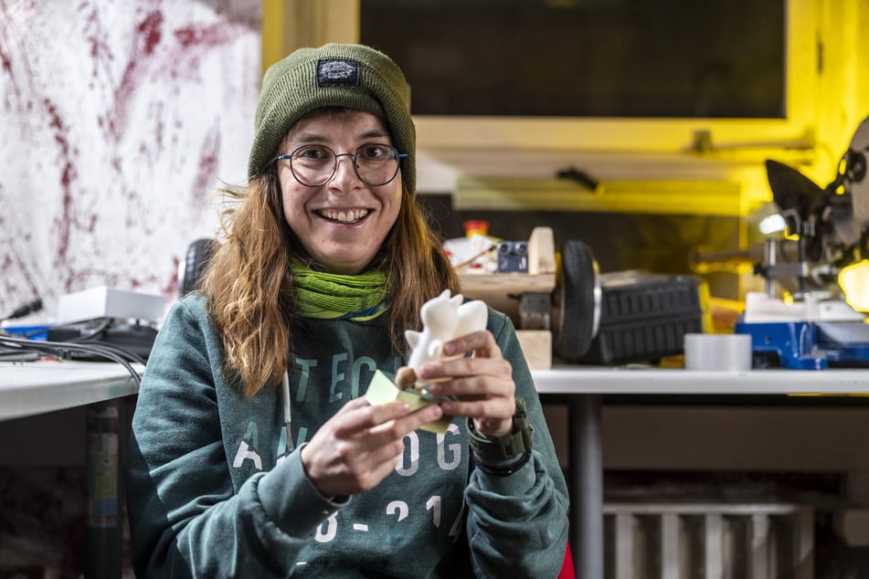 Karola Köpferl (35) mit einem "smarten Eichhörnchen", das über das Internet mit einem anderen Eichhörnchen-Gerät kommunizieren kann.