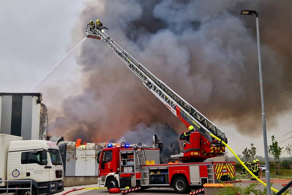 Feuer ist in einer 2000 Quadratmeter großen Lagerhalle einer Speditionsfirma ausgebrochen.