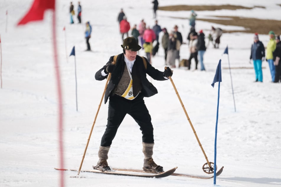 Bereits zum achten Mal trafen sich Freizeit- und Wintersportler mit historischem Equipment und Kostümen zum Saisonende am Fichtelberg.