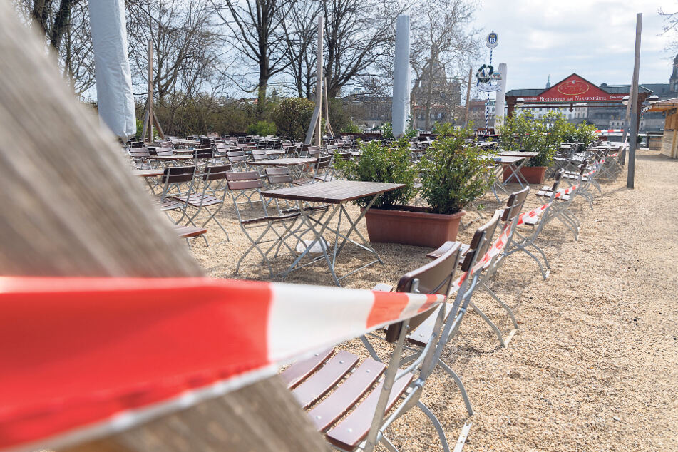 Abgesperrter Biergarten in Dresden. Die derzeitigen Eingriffe in die Grundrechte sind massiv.
