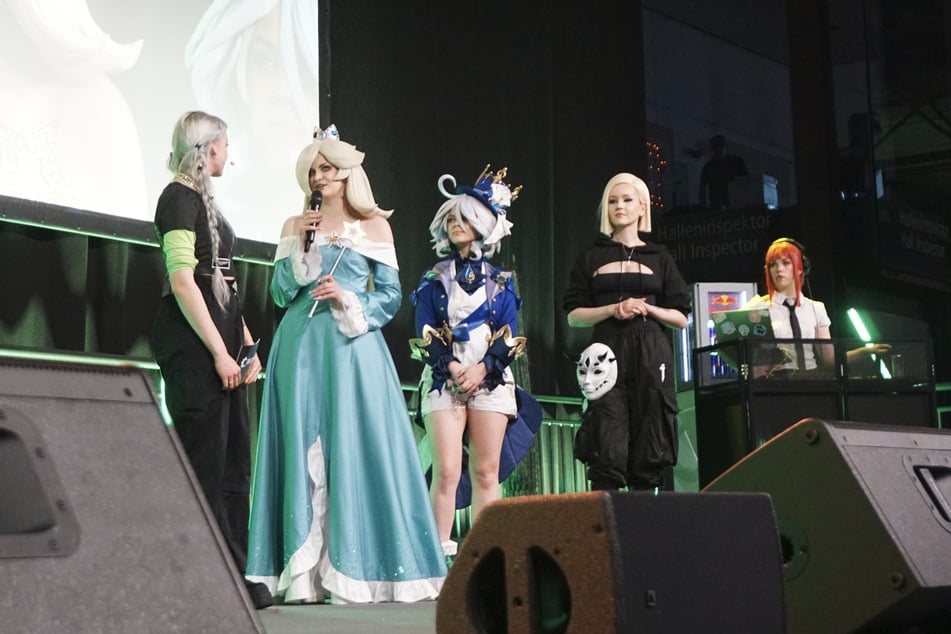 In der Mitte zu sehen: Tingilya, Asayu Cos und Cheesu, die Jury des Cosplay Contests 2026.