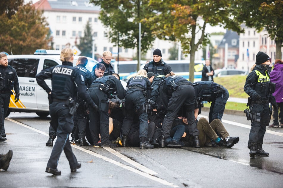 Die Beamten lösten die Sitzblockade auf.