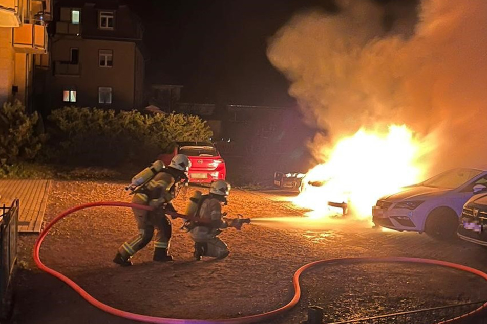 Renault explodiert, plötzlich brennen vier Autos: 50.000 Euro Schaden