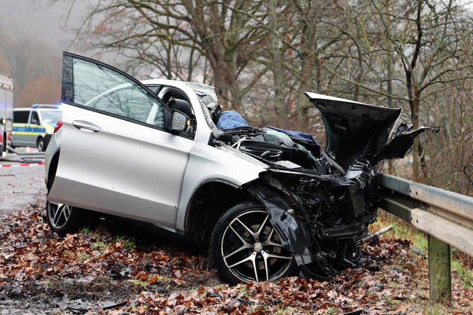 Für die 41-jährige Fahrerin dieses Mercedes kam am Freitagvormittag im unterfränkischen Hasloch jede Hilfe zu spät.